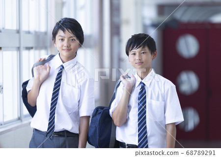 初中學生在走廊裡並排行走 68789291
