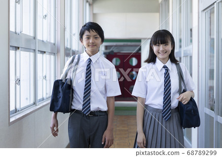 初中學生並排站在走廊 68789299