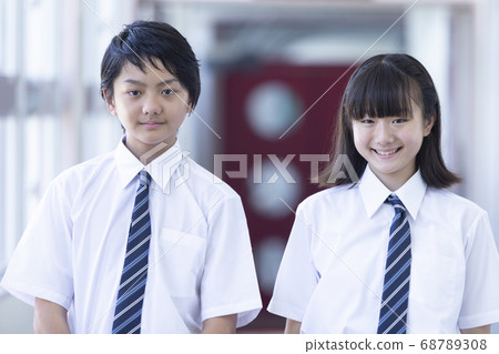 初中學生並排站在走廊 68789308