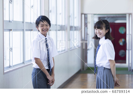 初中學生並排站在走廊 68789314