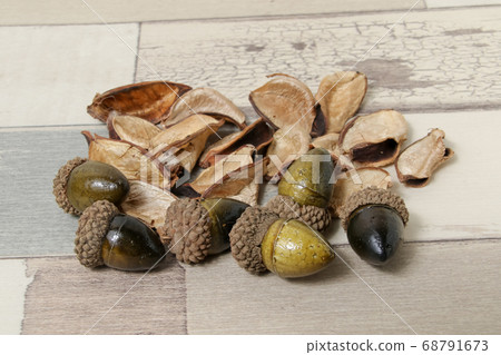 Fallen leaves, dead leaves, autumn, fruits, pine cones, tree nuts, fallen leaves 68791673