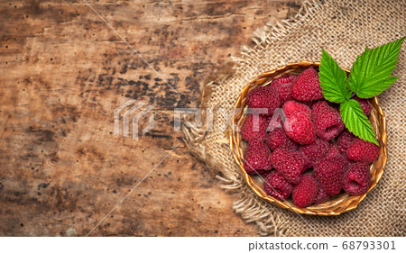 fresh raspberries in a bowl fresh raspberries in a bowl 68793301