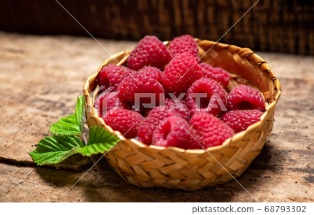 fresh raspberries in a bowl fresh raspberries in a bowl 68793302