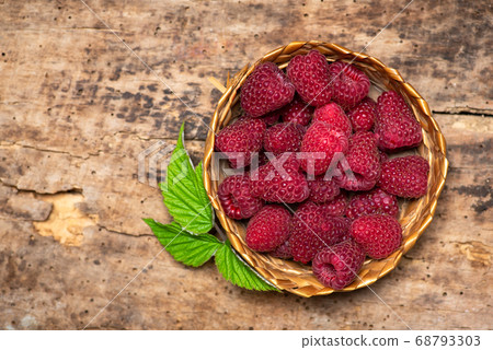 fresh raspberries in a bowl fresh raspberries in a bowl 68793303