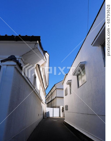 Sakagura Dori's summer white walls and blue sky (Saijo Town, Higashihiroshima City) 68793628