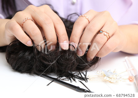 一名亞裔婦女接觸護髮的a子。 一名亞裔婦女接觸護髮的a子。 68794528