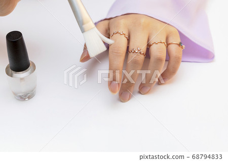 亞洲女性使用手部護理菜單治愈 亞洲女性使用手部護理菜單治愈 68794833