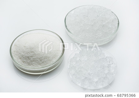 hydro-gel in glass, powder and swollen from water 68795366