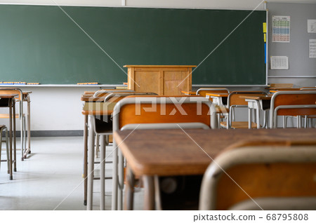 Classroom in an empty school 68795808