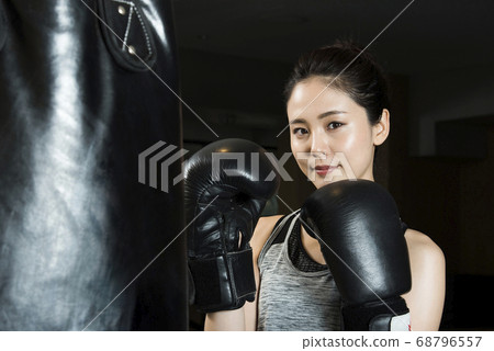 Gym woman portrait boxing 68796557