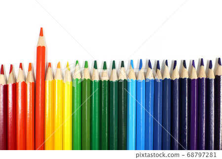 在白色背景上的各種顏色的彩色的鉛筆 68797281
