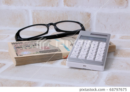 錢,錢,商業,鈔票,現金,眼鏡,眼鏡,計算器,工作,計算器,100萬日元,財務,辦公室 錢,錢,商業,鈔票,現金,眼鏡,眼鏡,計算器,工作,計算器,100萬日元,財務,辦公室 68797675