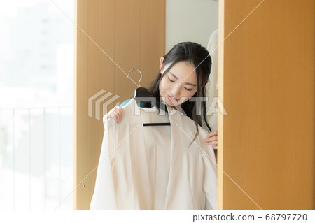 患有時尚服裝的年輕女子 患有時尚服裝的年輕女子 68797720