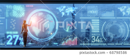 一名女子正在大屏幕手術中心 一名女子正在大屏幕手術中心 68798586