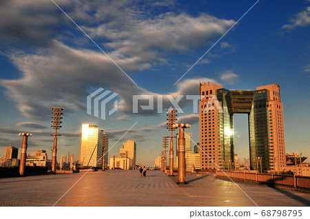 Two people walk in the evening view of Odaiba Two people walk in the evening view of Odaiba 68798795