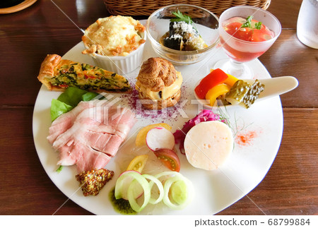 意大利餐廳一盤開胃菜 68799884