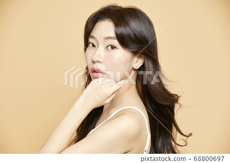 美麗的花朵在綠色背景上 美麗的花朵在綠色背景上 68800697