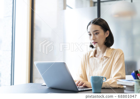 一個扮演書桌工作的女人 68801047
