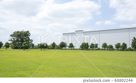 倉庫和草坪景觀 68802244