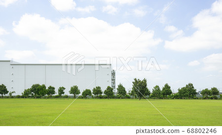 倉庫和草坪景觀 68802246