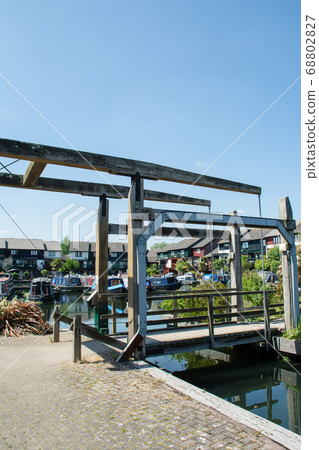 運河船競技場和倫敦郊區的吊橋上耀眼的陽光 68802827