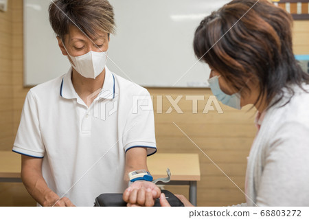 測量血壓 68803272