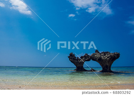 Under the blue sky, the heart lock of Kouri Island, Okinawa. 68803292