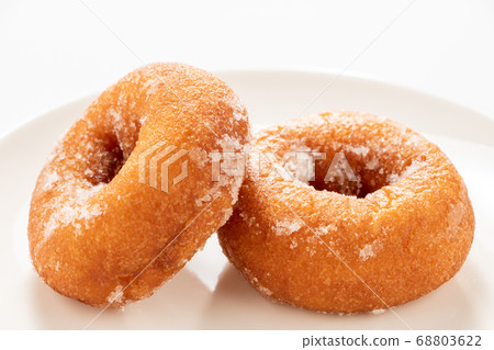 Donut (ring donut). (White plate/white background) Donut (ring donut). (White plate/white background) 68803622