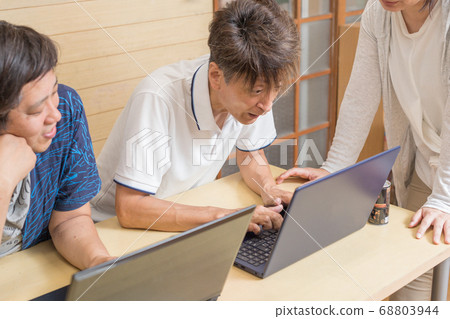 PC classroom for seniors 68803944