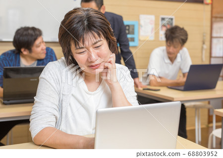 PC classroom for seniors 68803952