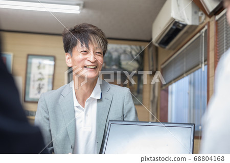 鎮上的房地產經紀人 68804168