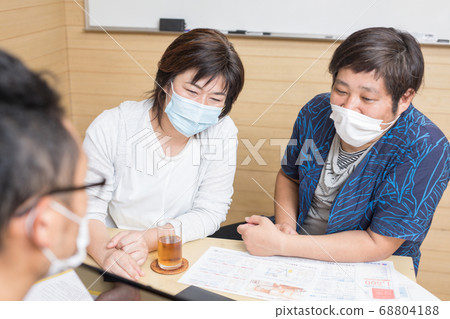 鎮上的房地產經紀人 68804188