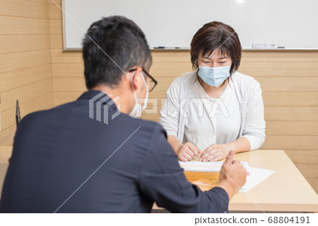 鎮上的房地產經紀人 68804191