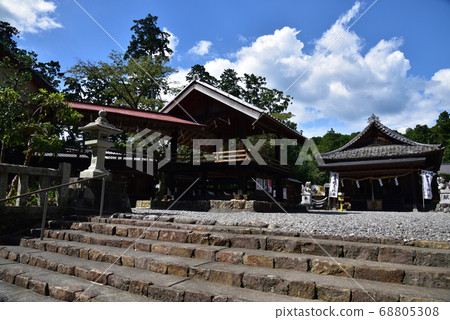 宏偉的天狗神社的舞台和主要神社 68805308