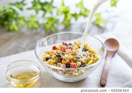 Granola cereal 68806364