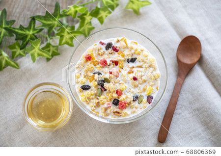 Granola cereal 68806369