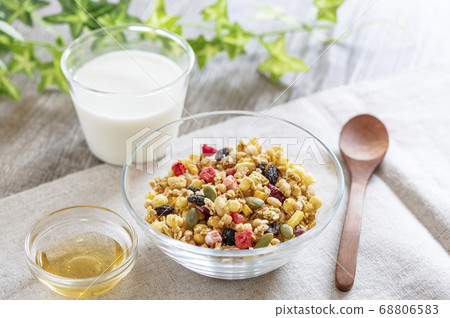 Granola cereal Granola cereal 68806583