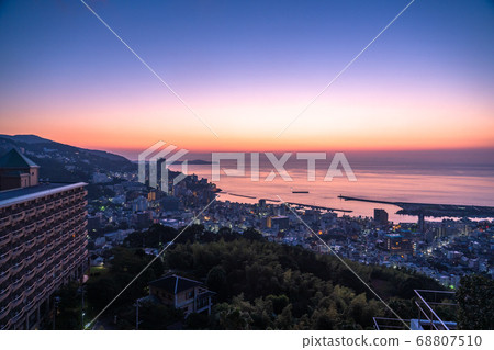 《靜岡縣》熱海的黎明・太平洋上空升起的太陽 68807510