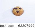 Chocolate chip cookie 68807999