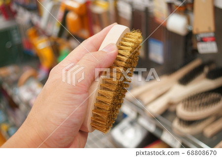 手中拿著一把金屬刷 68808670