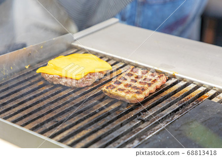 Cheeseburger Grill 68813418