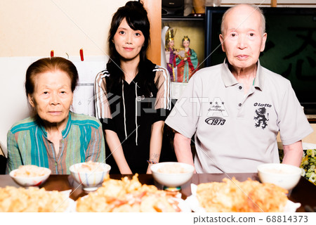 孫子回家的爺爺奶奶 孫子回家的爺爺奶奶 68814373