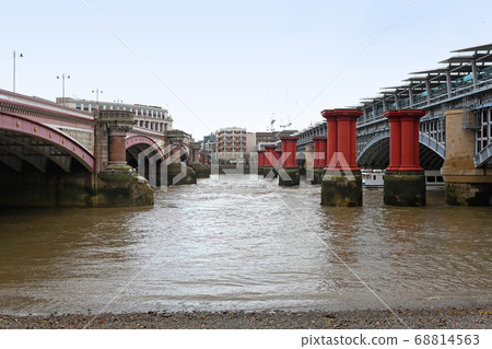 Blackfriars Bridge 68814563