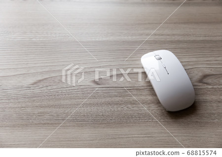 Top veiw of White computer mouse on desk 68815574