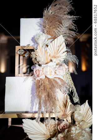 part Unusual tiered wedding cake with feathers 68817652