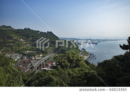 Tokaido Line crossing Ishibashi Bridge 68819365