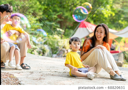 Family lifestyle travel 68820631