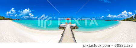 Sunbed and umbrella in the Maldives 68821183