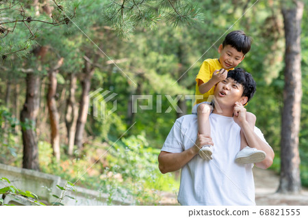 Lifestyle family travel 68821555