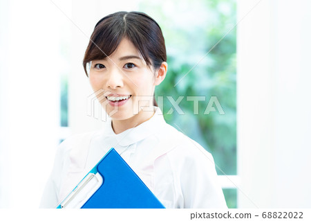 Care worker woman [portrait] 68822022